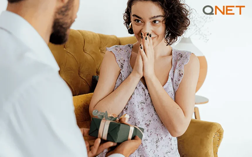 A man gifting Kinnari jewellery on Valentines Day