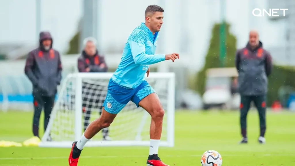 Manchester City player Rodri running with ball